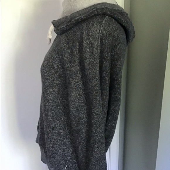 ⛄️ TNA hooded soft, cozy loose cowl-neck sweatshirt - Picture 2 of 10